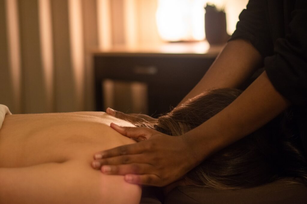 woman having a massage in walnut creek ca after reading about spa etiquette